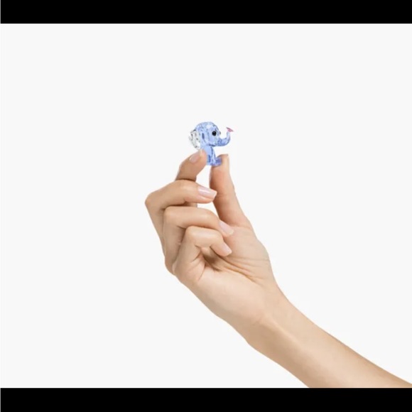 Swarovski Dreamy the Elephant Crystal - Picture 2 of 2